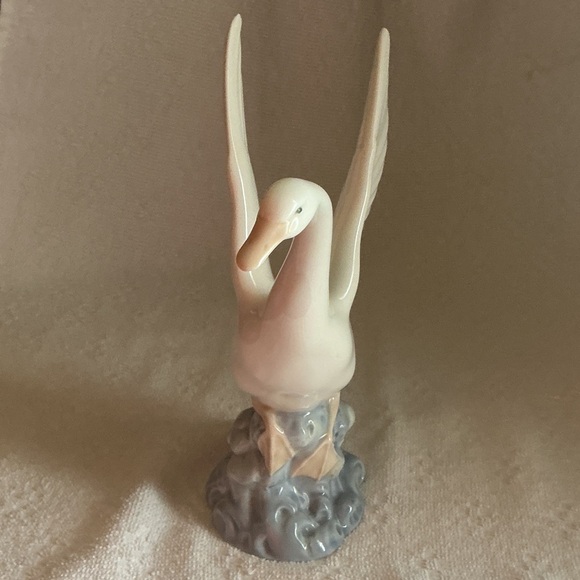 Porcelain Lladro Pink Swan Figurine Vase - Picture 2 of 4